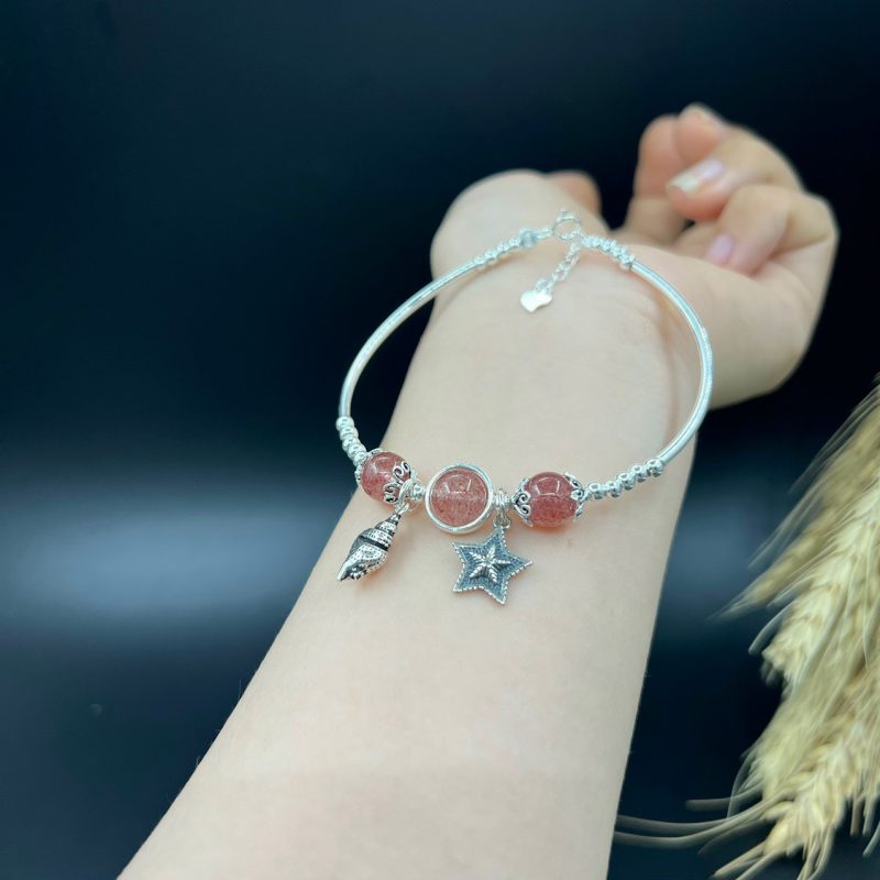 Vòng mẫu thạch anh dâu tây 8mm mix charm ốc biển và sao biển