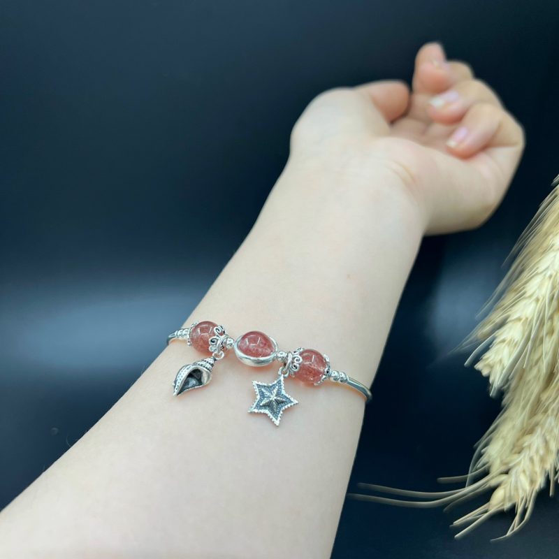 Vòng mẫu thạch anh dâu tây 8mm mix charm ốc biển và sao biển