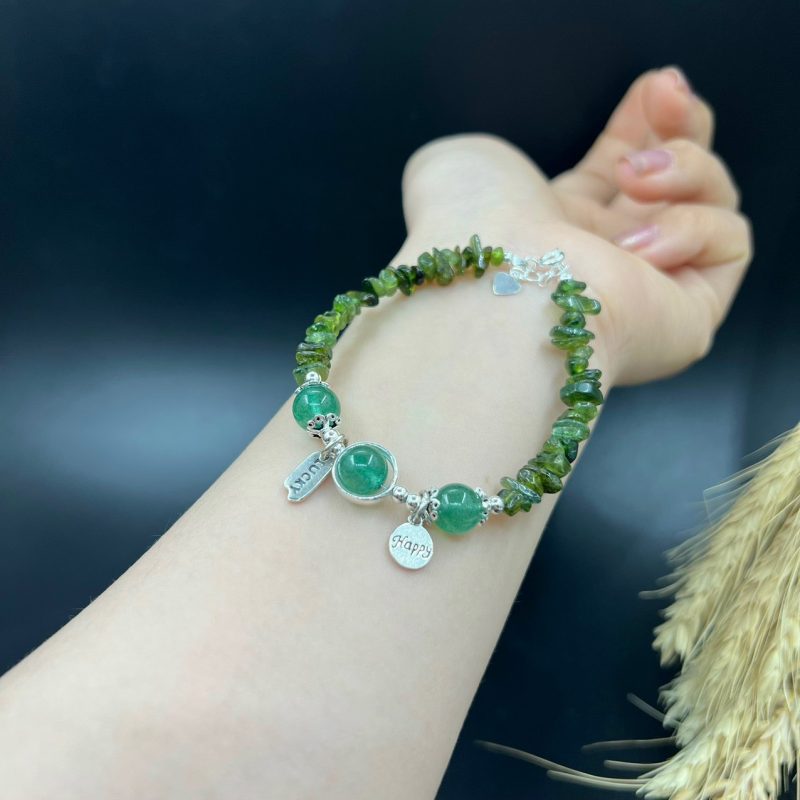 Vòng mẫu đá vô định mix charm bạc