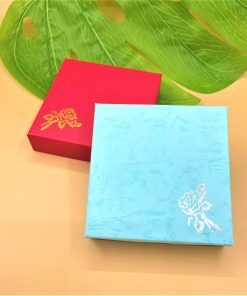 Hộp giấy hình hoa hồng đựng vòng phong thủy dùng bìa cứng có chống sốc bên trong 9x9cm