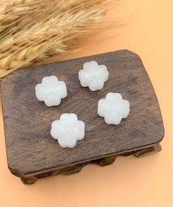 Charm đá nối cỏ 4 lá bằng đá dolomit màu trắng - CBLBN01