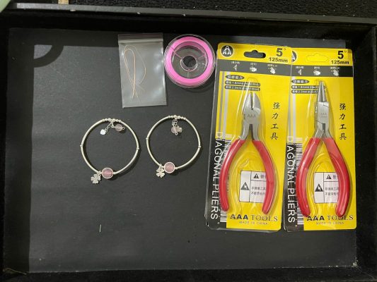 Hướng Dẫn Làm Vòng Tay Handmade Từ Charm Bạc Và Hạt Đá – Đơn Giản, Sang Trọng